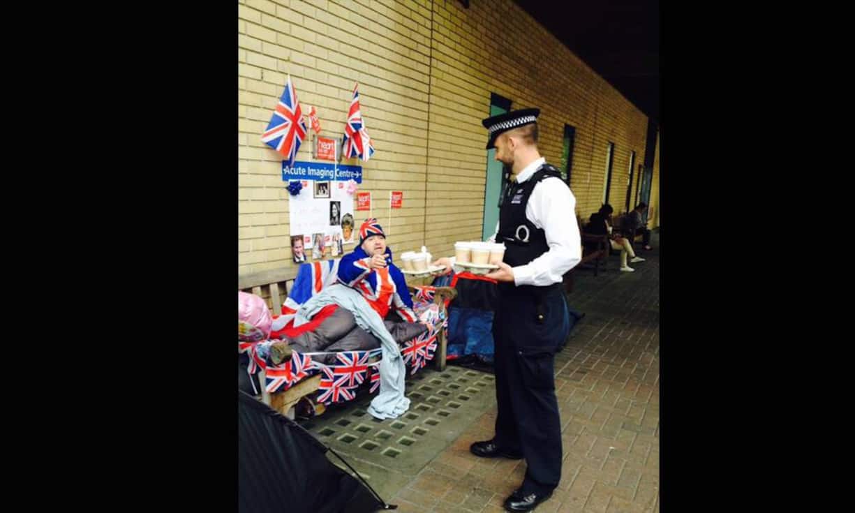 Für die wartenden Fans, die Tag und Nacht vor dem Krankenhaus campieren, verteilt die Polizei Kaffee am Morgen.Twitter