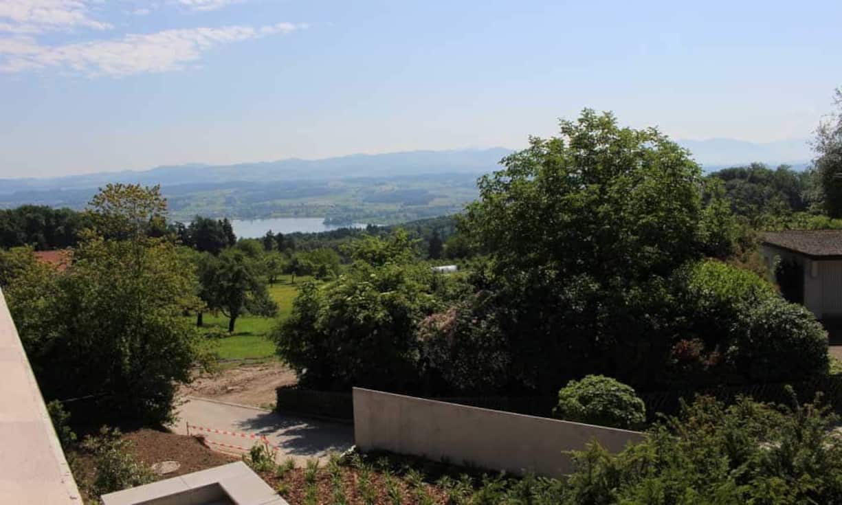 Auf jedem der zwei Geschosse gibt es eine Tearrasse mit Fernsicht auf die Alpenkette, den Greifensee und über das Zürcher Oberland.