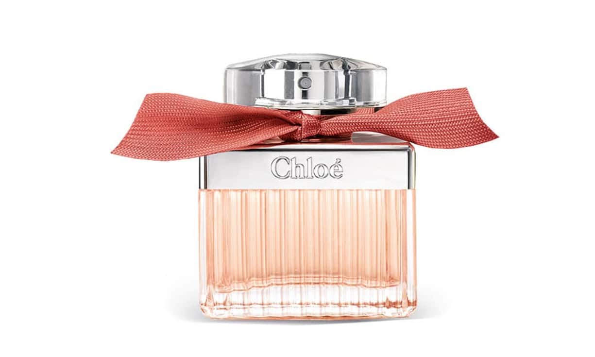 Knackig: Einen frischen Duft von Damaszener Rose, Magno- lie und Bergamotte verströmt die Roses-de-Chloé-Trägerin. Weisser Moschus und Amber verleihen Wärme. Roses de Chloé soll eine Erweiterung der zeitlosen Klassiker von Chloé sein und könnte sich schnell zum Lieblingsduft mausern. Chloé, Roses de Chloé, ab 90 Franken