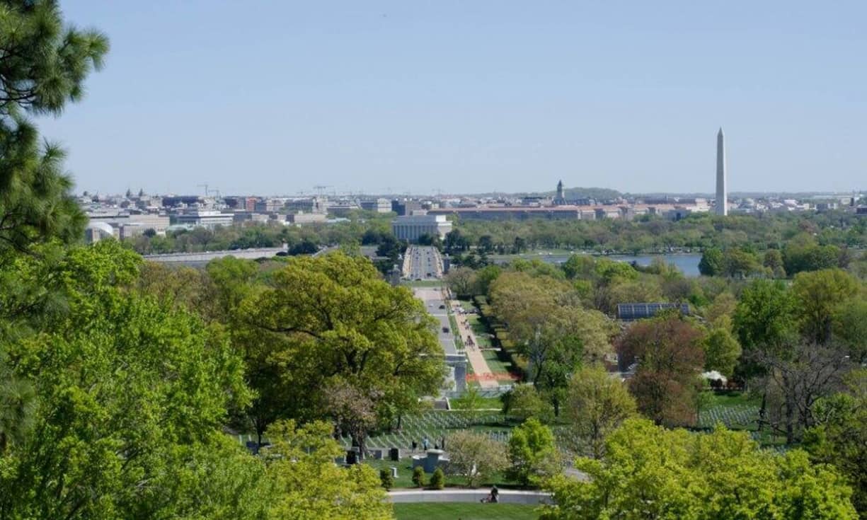 Platz 1: Nirgends wohnen mehr reiche junge Menschen als in Arlington, VA. Von den Millennials, die in dem rund 200’000-Seelen-Vorort von Washington leben, verdienen 8,7 Prozent mehr als 350'000 Dollar im Jahr. Bilder: Flickr/Wikimedia/Keystone/Google