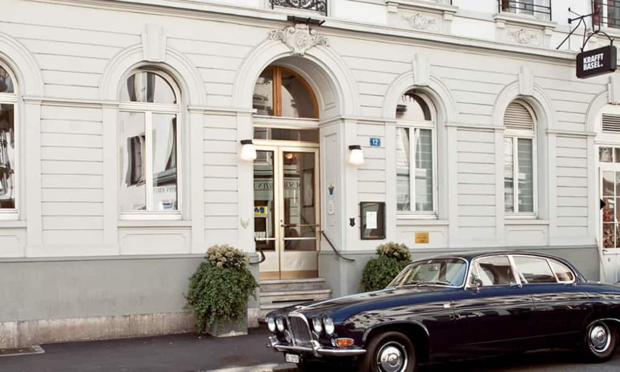 Rang 1: Kraft Basel, Basel. Das Schweizer Vorzeigebeispiel eines lokal verwurzelten Hotels, das sein Stadtviertel massgeblich prägt und Einheimischen wie Hotelgästen als erweitertes Wohnzimmer dient. Wie im Vorjahr Platz 1 im BILANZ-Hotel-Rating.Hier gehts zur vollständigen Liste des 18. BILANZ-Hotel-Ratings
Bilder: PR