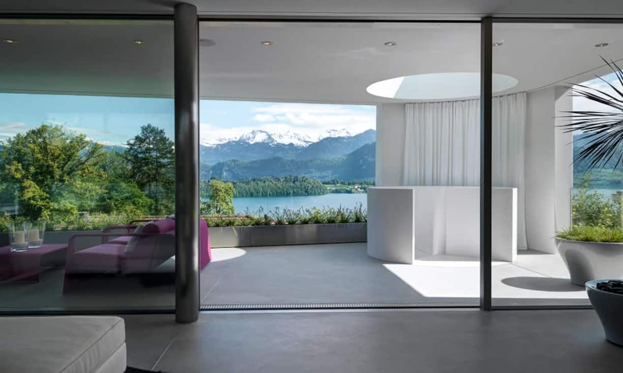 Fliessend: Boden und Decke verlaufen übergangslos von innen nach aussen auf 
die Terrasse. Sogar der Bodenbelag ist durchgehend.