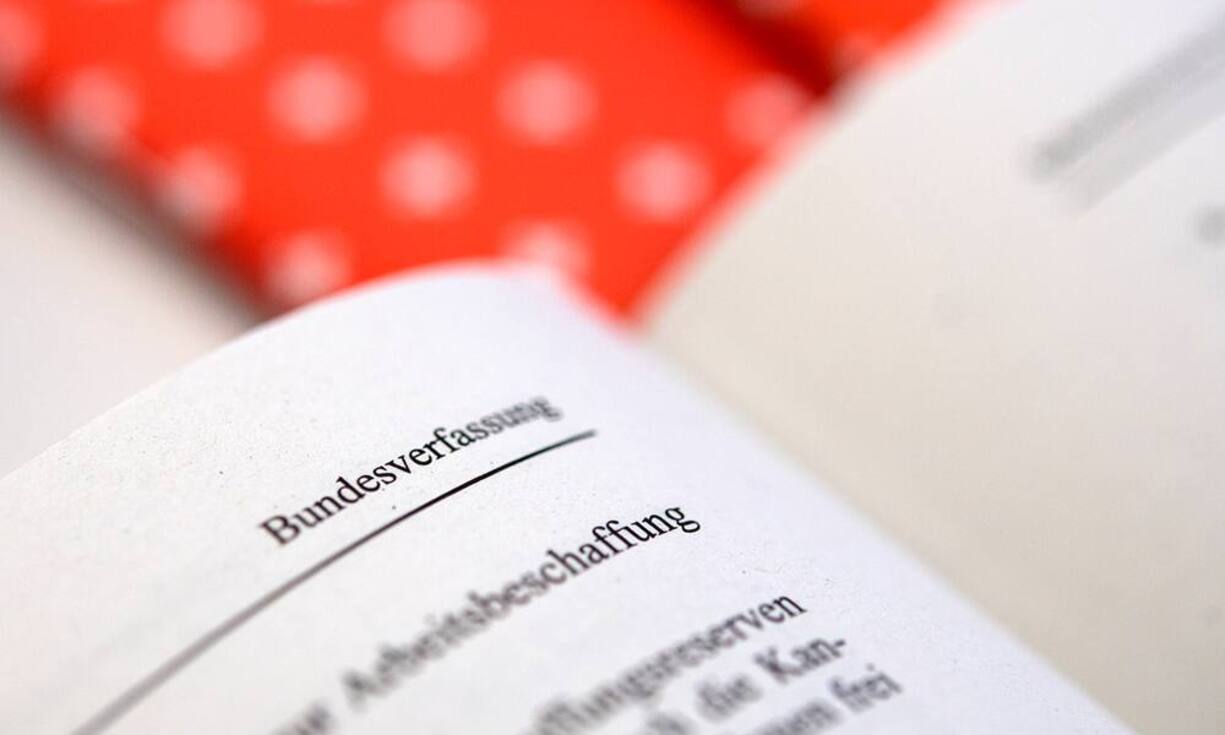 Zur Erhöhung der Mehrwertsteuer muss die Verfassung geändert werden. Weil die Räte die Verfassungsänderung und die Gesetzesreform verknüpft haben, muss das Volk beiden Vorlagen zustimmen. Die Mehrwertsteuererhöhung muss zusätzlich das Ständemehr schaffen.Bilder: Keystone