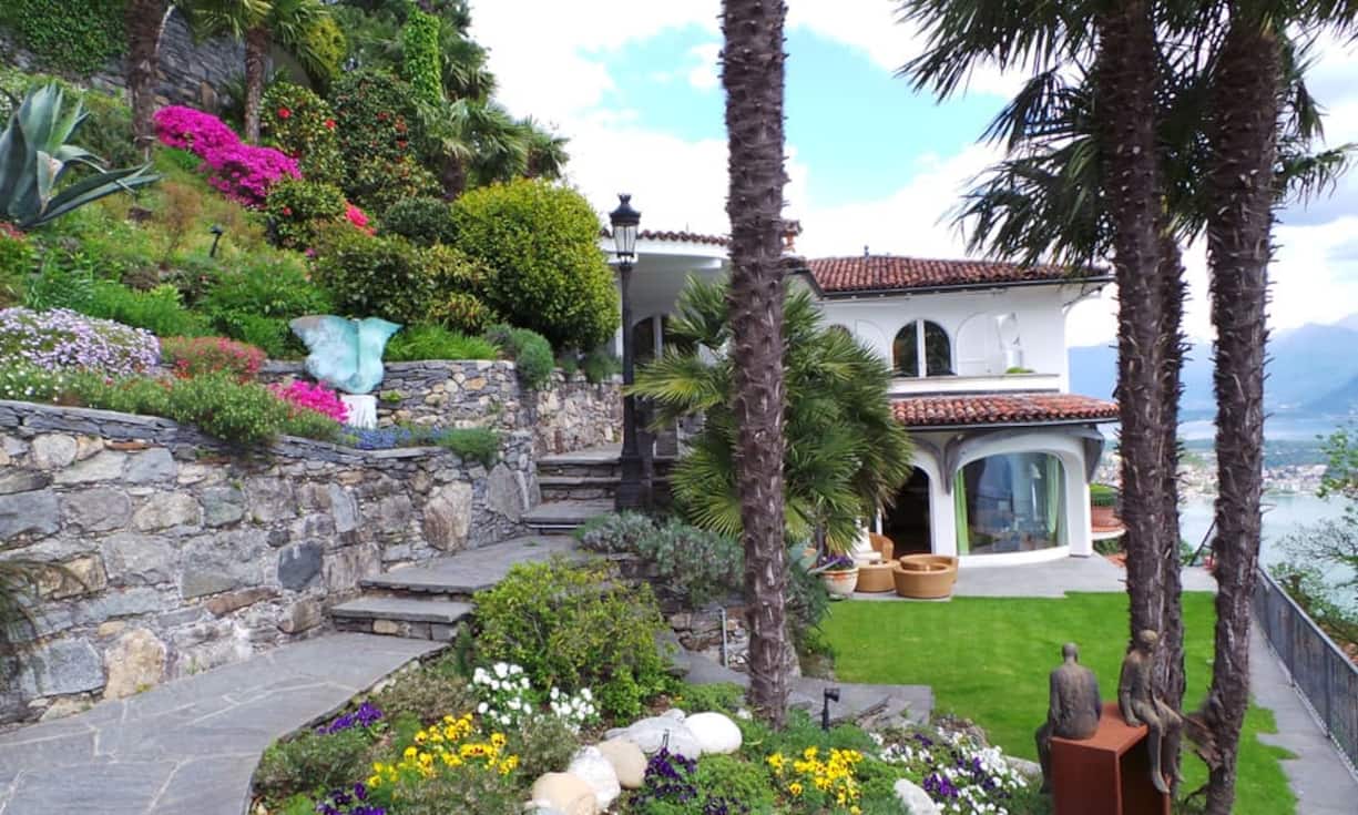 Verschiedene Terrassen und Balkone, sowie ein schön bepflanzter Garten mit Felsenstruktur befinden sich...