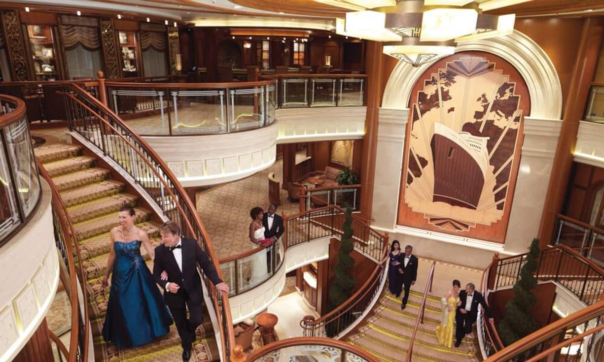 Platz 9: Erste Klasse auf der Queen Elizabeth Die Queen Elizabeth der britischen Cunard Line unternimmt im Mai 2015 eine viertägige Kreuzfahrt ab/bis Hamburg. Da sich die Suiten in einem separaten Luxus-Bereich befinden, schnuppern deren Gäste höchsten Komfort inklusive Concierge-Service – ab 480 Euro pro Nacht. Cunard Line