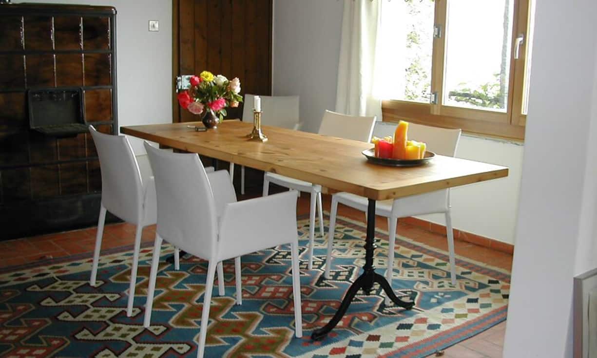 Das Haus verfügt über eine Garage und zwei Stellplätze. Zudem gibt es auch eine Abstellkammer sowie eine kleine Waschküche.