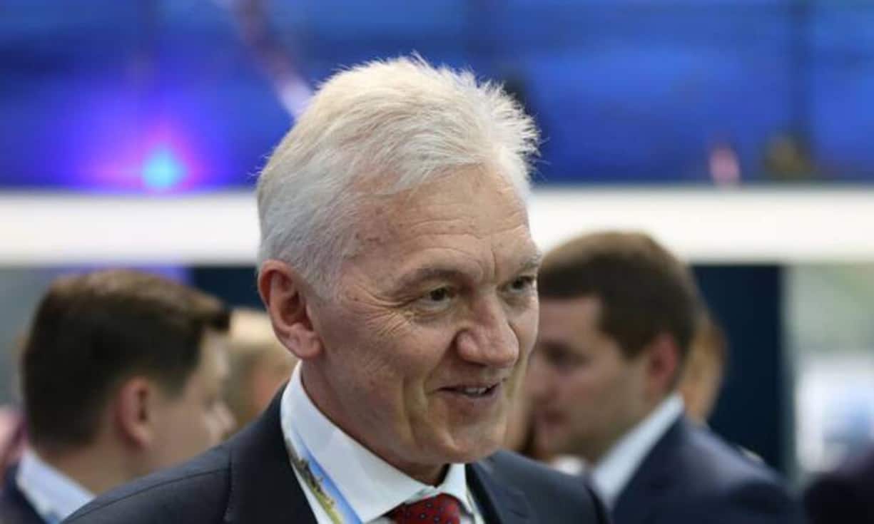 Das sind die grössten Auf- und Absteiger unter den 300 Reichsten in der Schweiz:Absteiger Platz 3: Gennadi Timtschenko ist gekennzeichnet von der Russlandkrise. Der Russe mit finnischem Pass lebt offiziell in Genf, die unternehmerischen Aktivitäten seiner Volga Group verlegt er aber zusehends in sein Geburtsland Russland - mit Folgen: So haben ihm seine Beteiligungen eine Vermögenseinbusse von rund 2 Milliarden Franken eingebrockt.Bloomberg