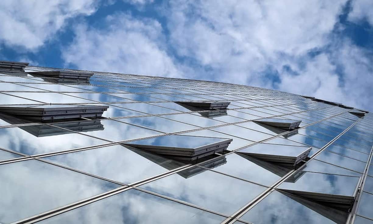 7. Je mehr Automation, desto geringer der Energieverbrauch und desto besser die InnenraumbedingungenIn der Praxis ist Gebäudeautomation sowohl für den Komfort als auch den Energieverbrauch häufig kontraproduktiv. Schlecht platzierte Sensoren können eine Ursache sein. Zudem ist für Mitarbeiter die Kontrolle über die eigene Arbeitsplatzumgebung sehr wichtig. Denn je höher das Ausmass der Kontrolle ist, umso eher kann der Arbeitsplatz den individuellen Bedürfnissen angepasst werden.