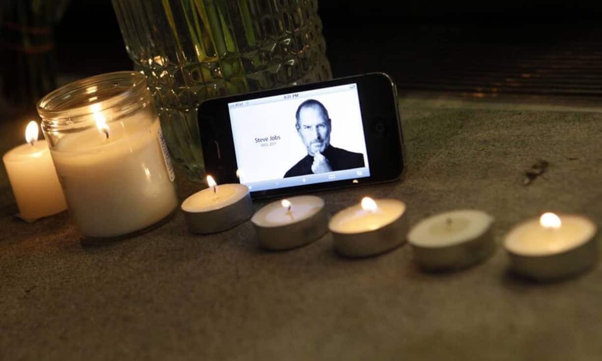 Vor einem Apple Store in New York ist auf einem iPhone das Gesicht des vestorbenen Steve Jobs zu sehen. Der Apple-Mitbergünder starb im Alter von 56 Jahren an einem Krebsleiden. Und nicht nur in New York zeigen die Menschen ihre Anteilnahme. (Bilder: Keystone)