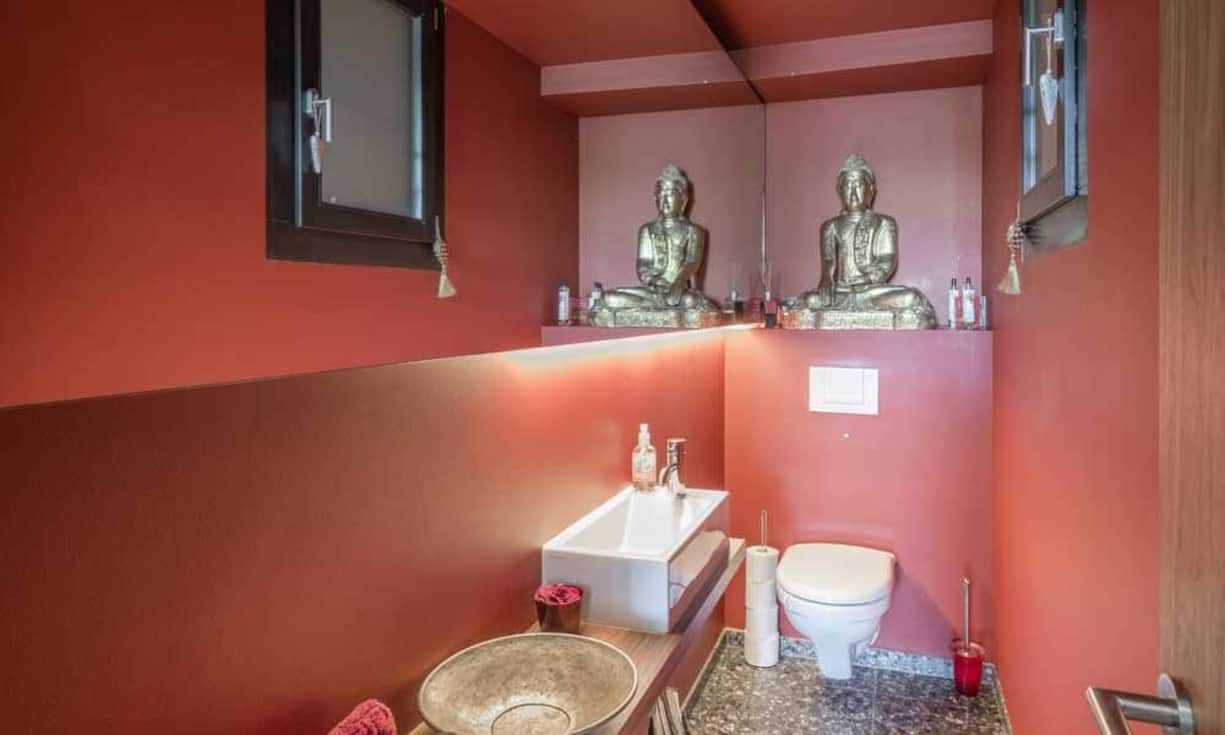 Drei individuell gestaltete Badezimmer verteilen sich in der Villa.