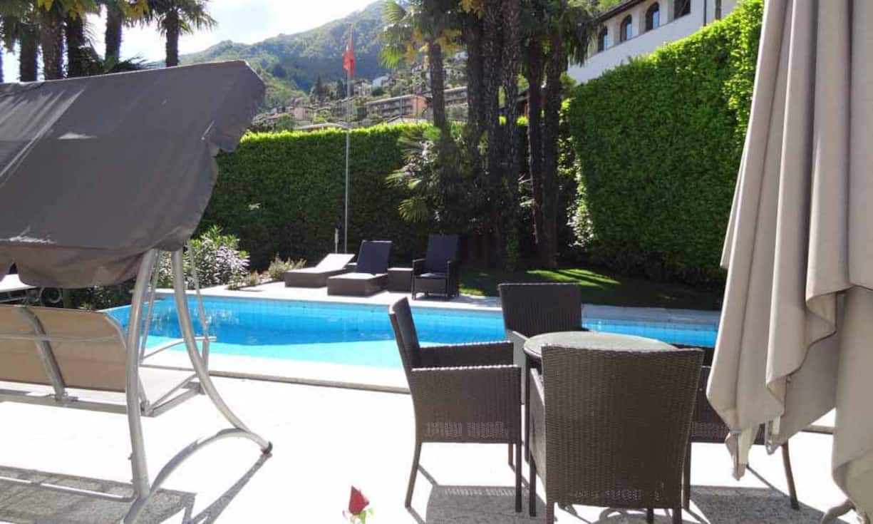 Dem Pool angeschlossen ist eine eigene Dusche und Umkleidekabine. Umgeben ist er von einer grosszügigen Gartenanlage mit subtropischen Pflanzen.