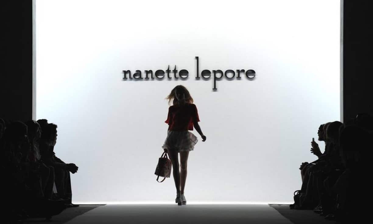 New York, USA (September 2013): Die Silhoutte einer Frau ist vor dem Marken-Plakat «Nanette Lapore» zu erkennen.