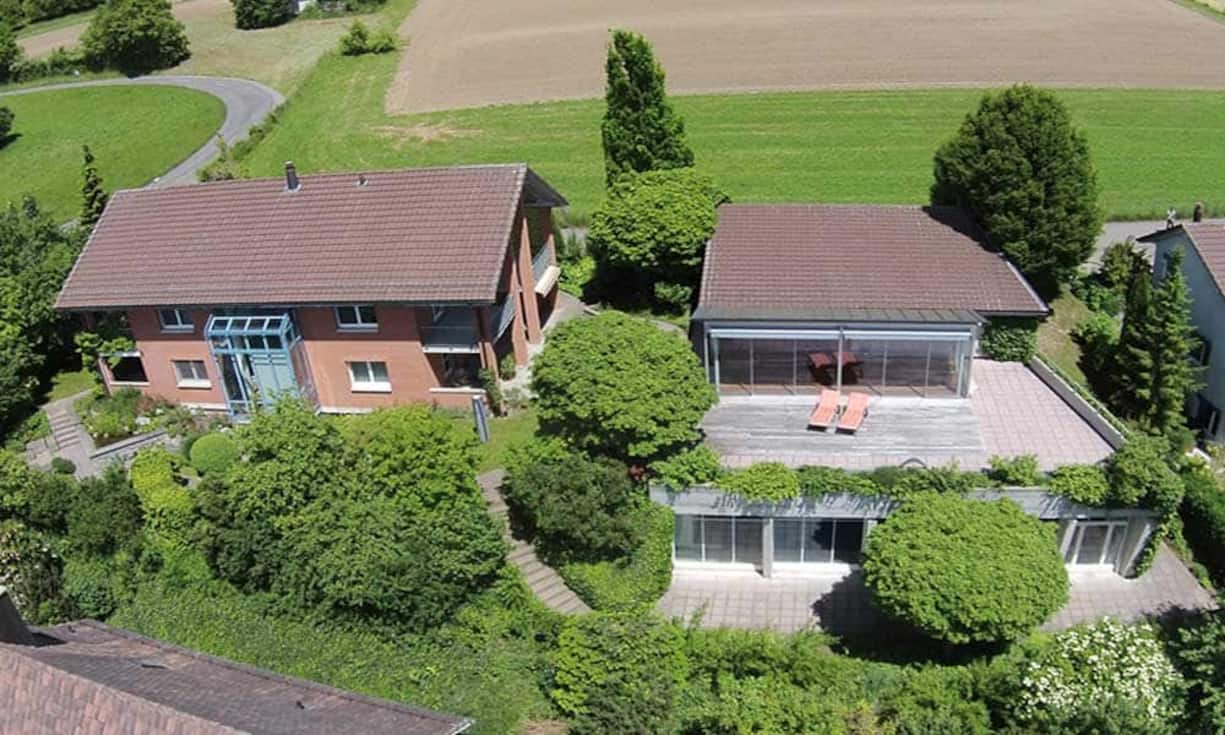 Das Anwesen auf der Grundstücksfläche von 1350 Quadratmetern besteht aus dem Haupthaus mit einer Wohnfläche von 300 Quadratmetern und dem Poolhaus, welches durch einen Verbindungsgang im Untergeschoss zu erreichen ist.