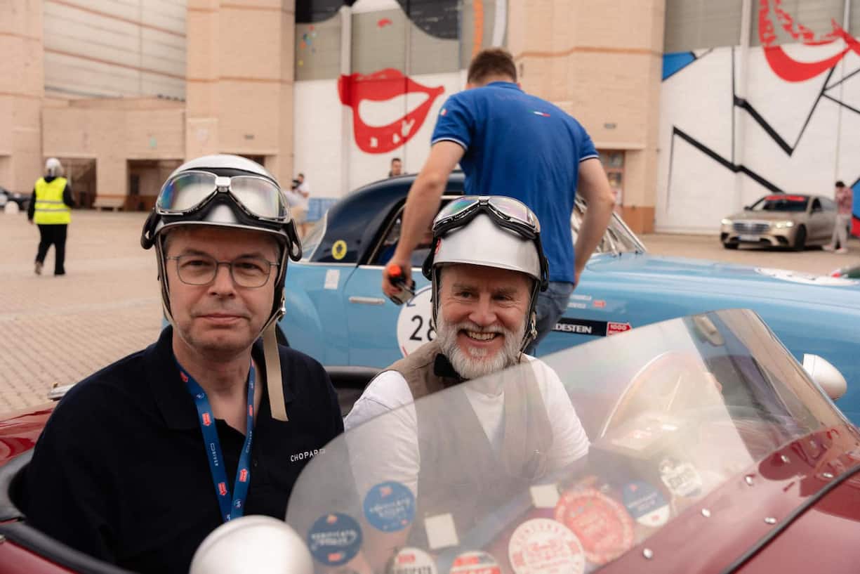 MIT HELM UND SCHUTZBRILLE Der BILANZ-Autor und Rallye-Navigator (links) mit seinem Fahrer – bereit zum Start.