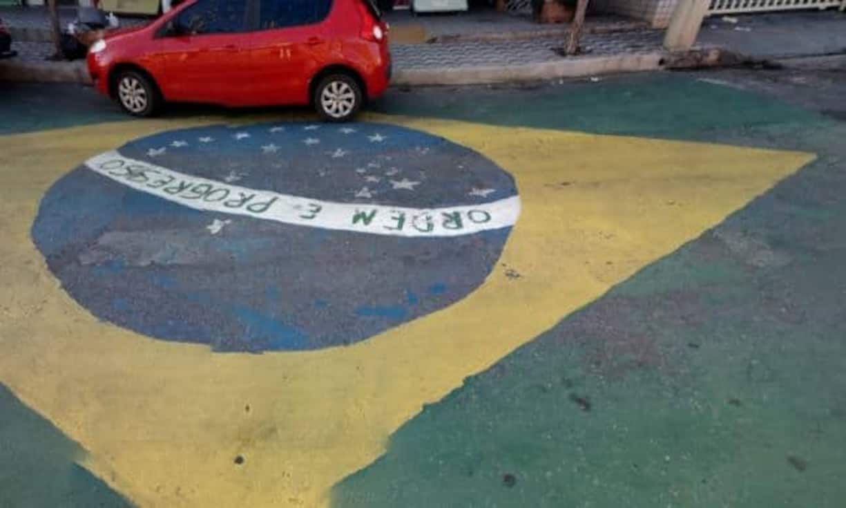 … die Landesfarben Brasiliens. Viele Freiwillige brachten Farbe...