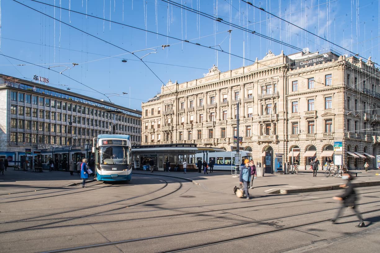 12.11.2020, ZÃ¼rich, Finanzmarkt Schweiz und Banken, Paradeplatz mit Credit Suisse Hauptsitz (rechts) und UBS UBS-GeschÃ¤ftsstelle (links).