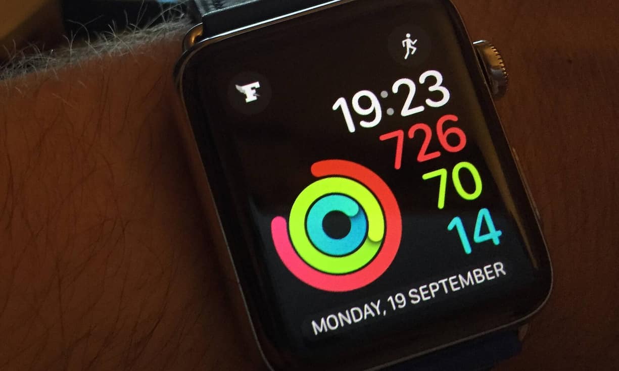 Hier ist das Zifferblatt so konfiguriert, dass oben links die App der Zeitung «Le Figaro» erscheint. Leider funktioniert das noch nicht so toll: Das Logo verschwindet nach kurzer Zeit - wie wenn man nichts eingestellt hätte.