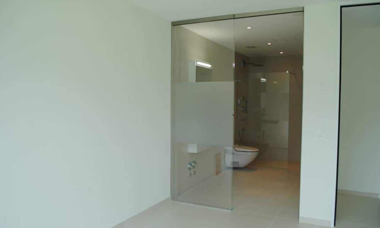 Die Wohnung verfügt über drei Schlafzimmer, welche sich im hinteren Bereich befinden. Eines der Schlafzimmer bietet ein angebautes Badezimmer mit WC, Bidet, Dusche und einer exklusiven Badewanne mit Sprudelfunktion. Angrenzend an die beiden anderen Schlafzimmer befinden sich ebenfalls Badezimmer.