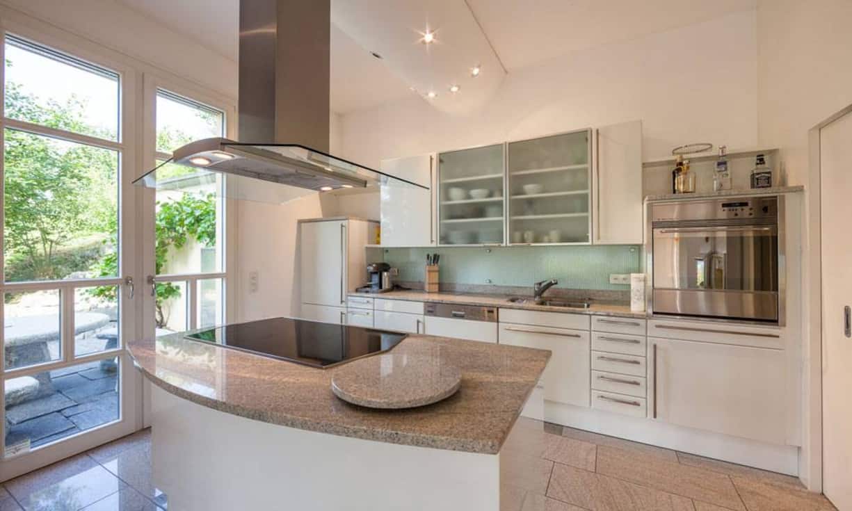 Die Küche befindet sich auf einer leicht erhöhten Plattform und hat direkten Zugang zu der Terrasse.