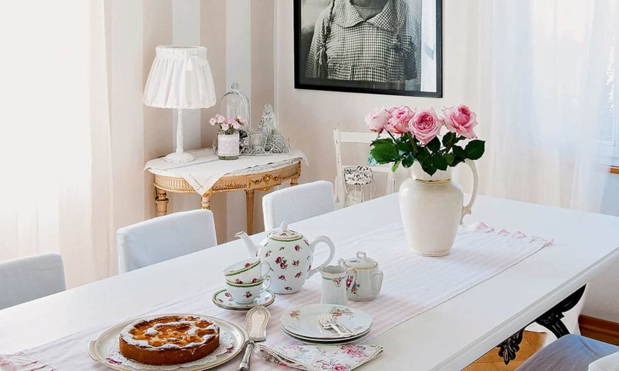 Besuchszeit: Herrlich duftender Kuchen, Teegeschirr mit floralen 
Motiven und frische Rosen vom Garten versüssen den Wohntraum im Wohnzimmer.