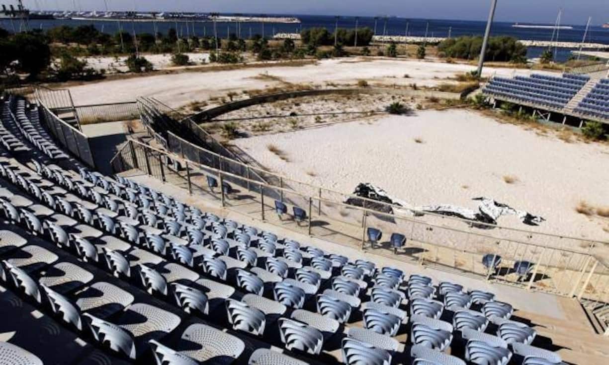 Nicht alle Olympiastädte konnten die erbaute Infrastruktur auch nach den Olympischen Spielen sinnvoll nutzen. Eine Auswahl von verlassenen Bauwerken – hier eine Spielstätte in Athen, in der 2004 Beachvolleyball gespielt wurde.