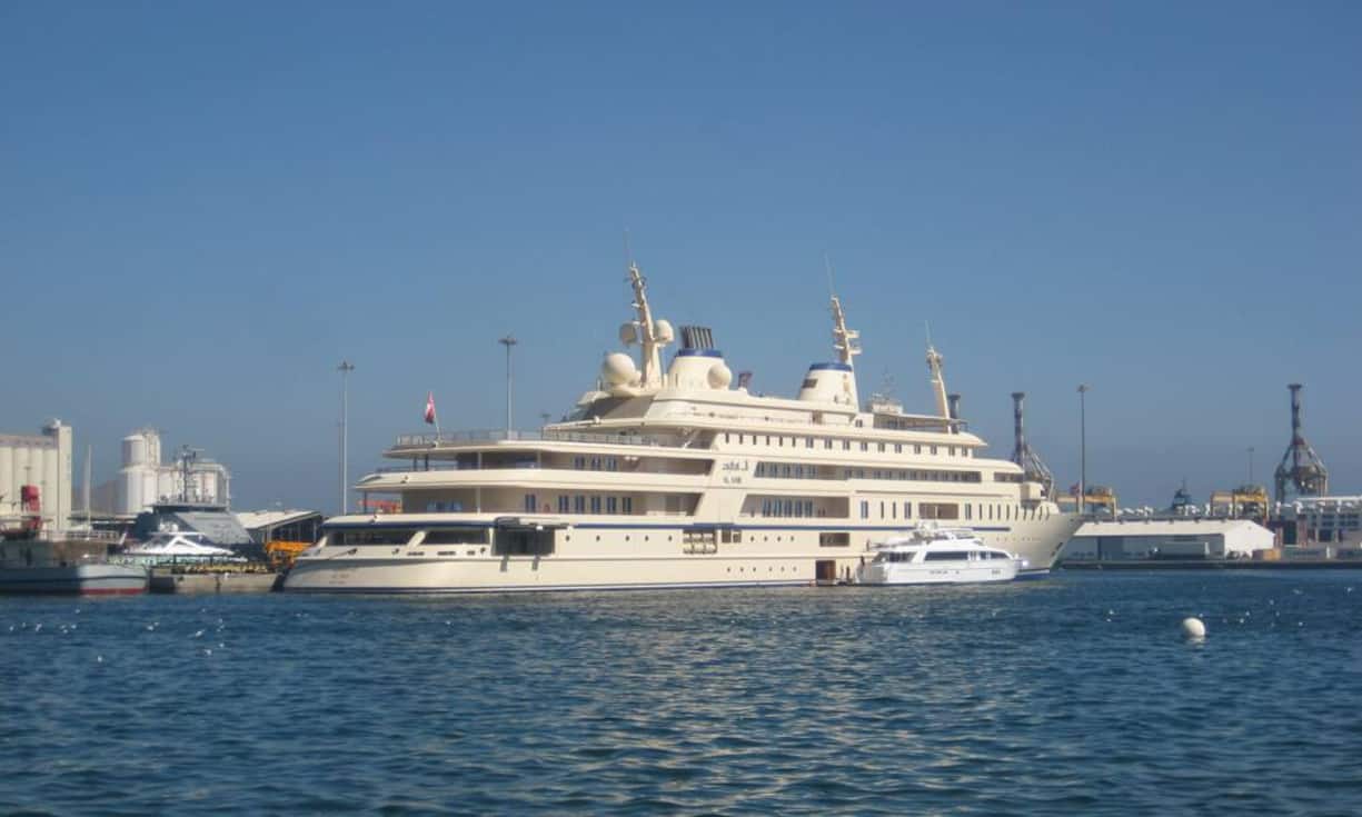Platz 4: Al Saïd — 155 Meter Die 2006 gebaute Megajacht gehört dem Sultan Qaboos aus Oman und kann neben 154 Besatzungsmitgliedern auch 70 Gäste beherbergen. Mit ihren rund 8000 Quadratmetern, einer riesigen Konzerthalle und einem Landeplatz für Hubschrauber lässt sie keine Wünsche offen. Qatarperegrine/Wikimedia/CC