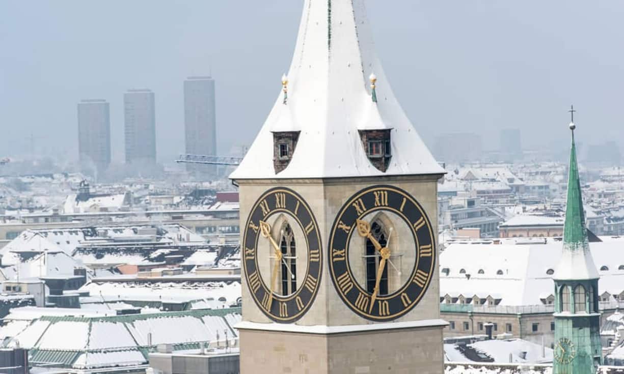 Aus der Kirche austretenDie Kirchensteuer ist je nach Konfession und Kanton unterschiedlich hoch. Beispielsweise können mit dem Austritt aus der katholischen Kirche bei einem Familieneinkommen von 150 000 Franken in Wil im Kanton St. Gallen rund 2330 Franken Steuern gespart werden.