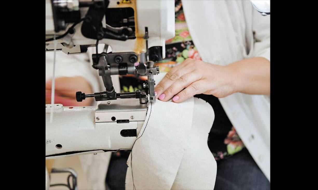 In jeder Bamboo Bag stecken unzählige Arbeitsschritte: von der Auswahl des Rohmaterials und dessen Färbung nach Angaben des Design-Teams bis zum Nähen des Futters.