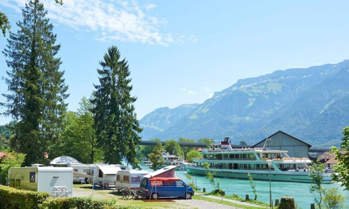 Die Grundlagen zum Anspruch auf Ferien:
Schweizer Beschäftigte haben per Gesetz mindestens vier Wochen Urlaub im Dienstjahr. Der Einfachheit halber gleichen die meisten Arbeitgeber die Berechnung aber dem Kalenderjahr an.