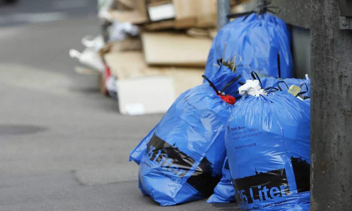 Abfallsäcke werden nicht wie von vielen «Abfallsündern» vor der Verbrennung in einer Kehrichtsverbrennungsanlage (KVA) nochmals sortiert. Die Säcke werden genauso verbrannt wie sie angeliefert werden.
