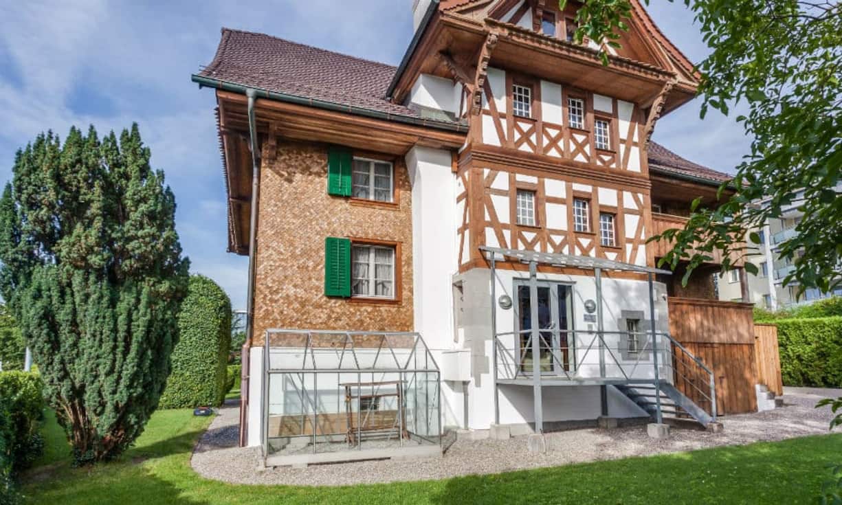 Nach Zug benötigt man 15 Minuten Fahrzeit und nach Luzern bzw. Zürich 25-35 Minuten. Die Liegenschaft bietet sich auch beispielsweise als Stiftungs- oder Firmensitz an.