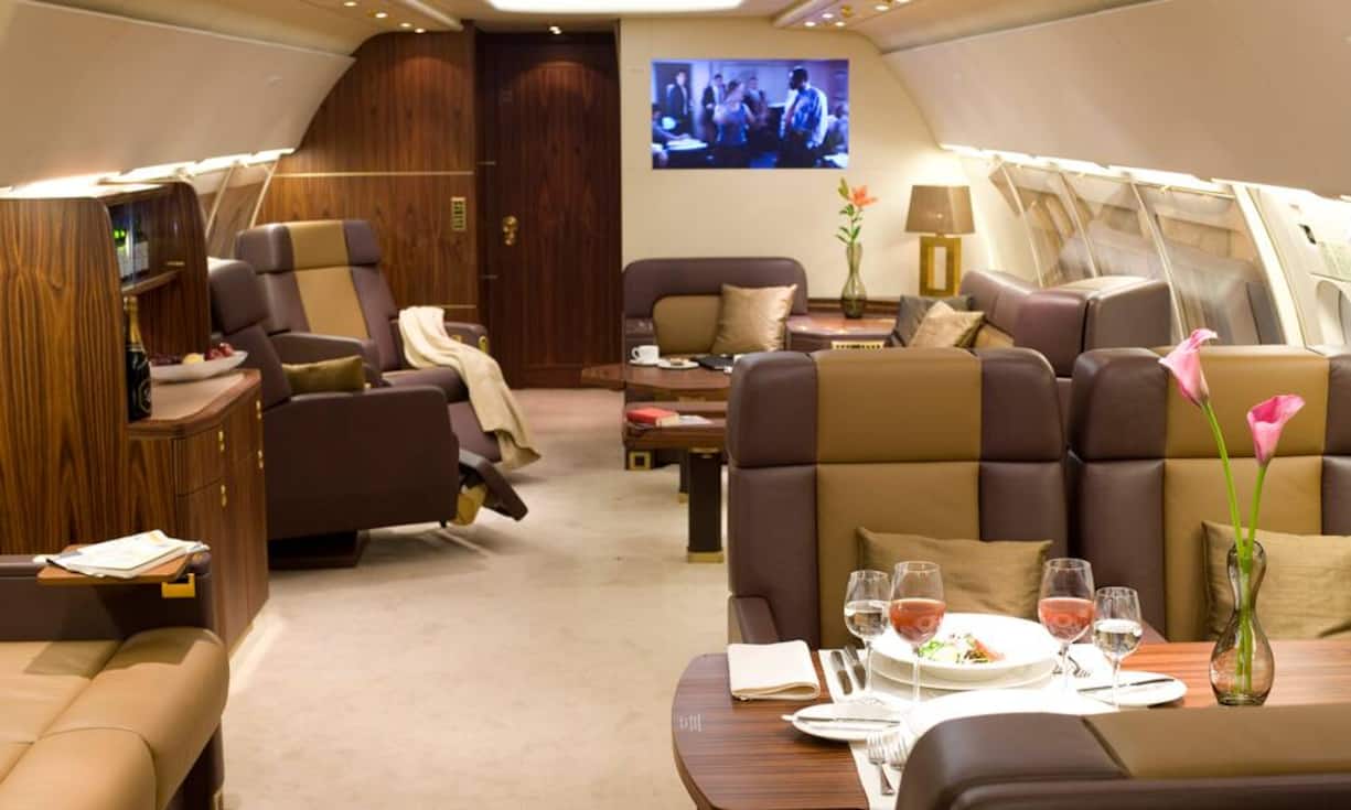 Das Platzangebot ist in den Privatjets majestätisch. Wo im Linienverkehr hunderte Passagiere zum Teil dicht gedrängt sitzen, reisen in den Luxusfliegern zumeist nur die Eigentümer, vielleicht noch einige Freunde und die Crew.Lufthansa Technik