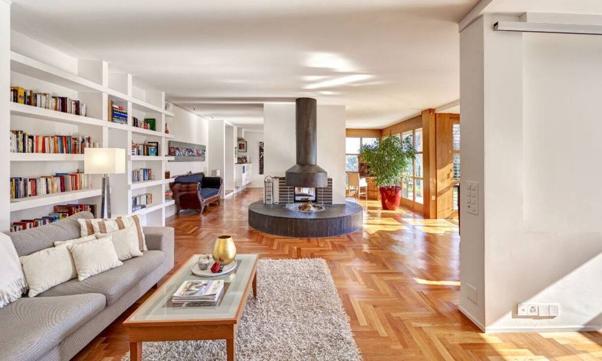 Die Liegenschaft wurde zwischen 2013 und 2014 komplett modernisiert. Inmitten des Wohnbereiches befindet sich ein stilvoll designter Kamin für die kalten Tage im Jahr.