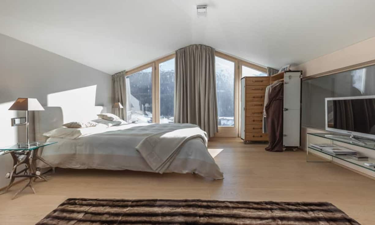 Grosse Fensterflächen sorgen für viel Tageslicht und Aussicht auf die Bergwelt.