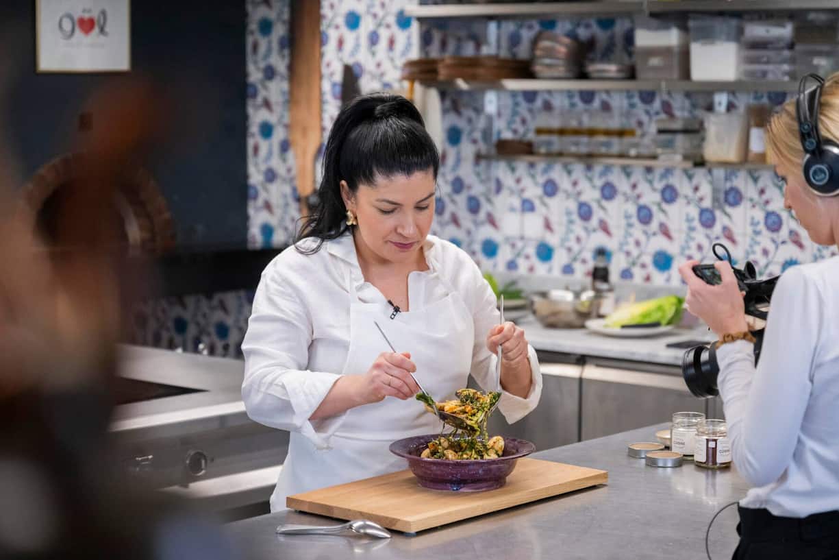ELIF OSKAN BEIM KOCHEN Legt viel Wert auf soziale und kulturelle Aspekte des Essens. Lockert die TV-Show «Masterchef Schweiz» erheblich auf.