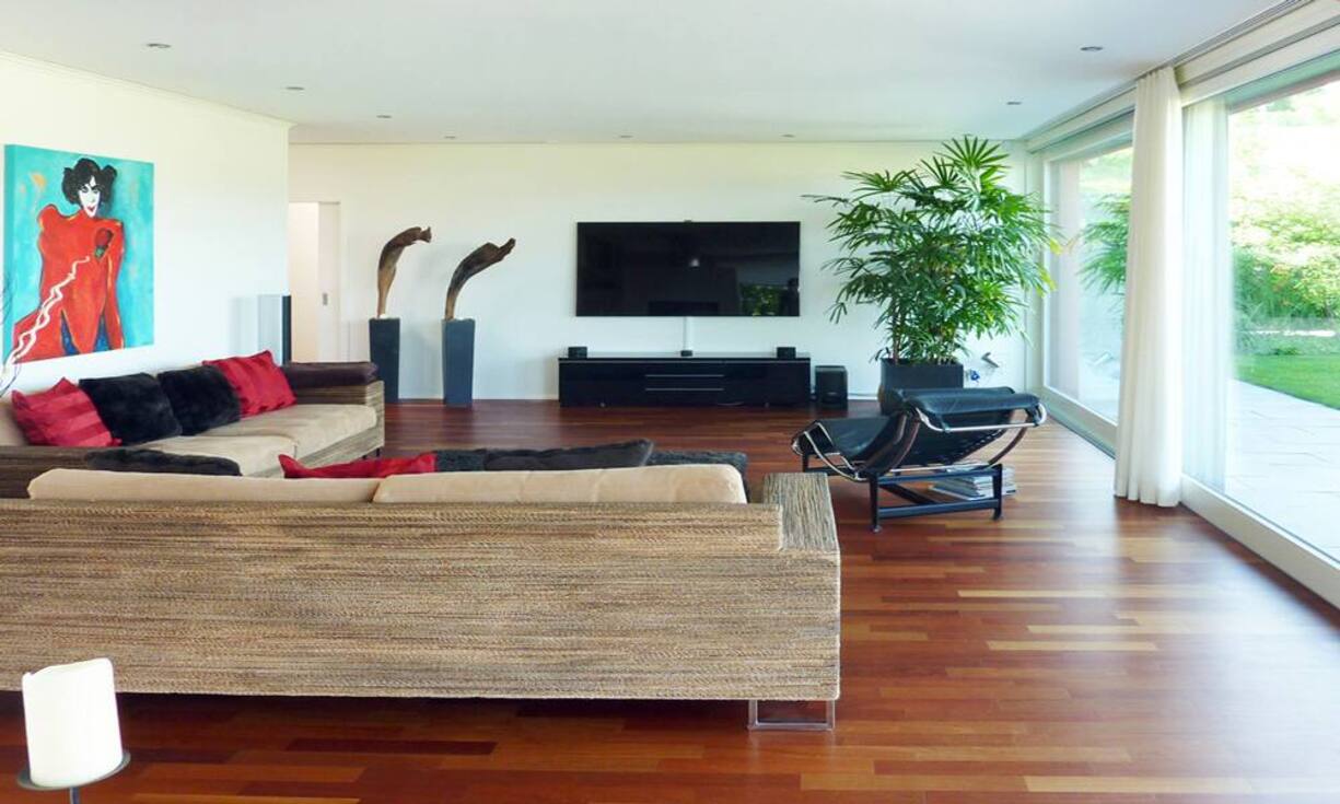 Helle Räume bringen die hochwertige Ausstattung zur Geltung. Die Villa befindet sich südlich von Wil. Autobahn und SBB sind rasch zu erreichen.