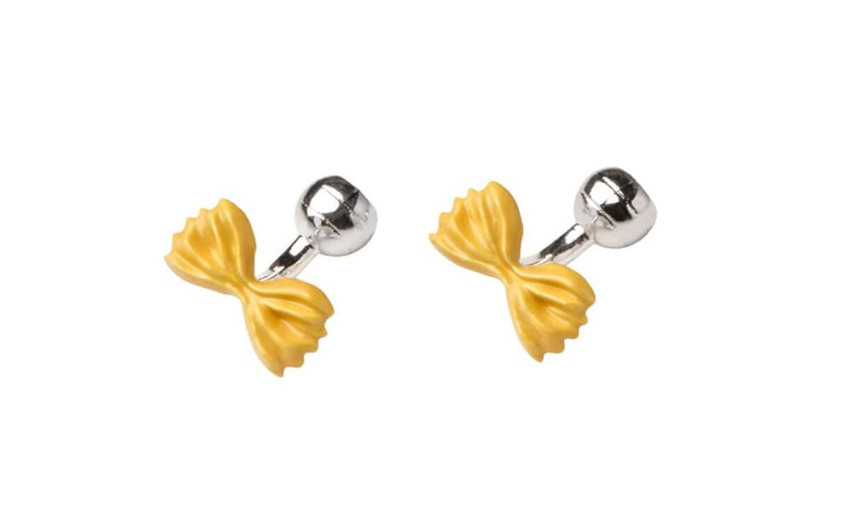 Ausgefallen: Etro Wer auf der Suche nach einem ausgefallenen Blickfang für den Business-Look ist, findet bei der Frühjahr-/Sommerkollektion von Etro genau das Richtige. Weitere Manschettenknöpfe-Motive sind Bananen und Besteck. Preis auf Anfrage.