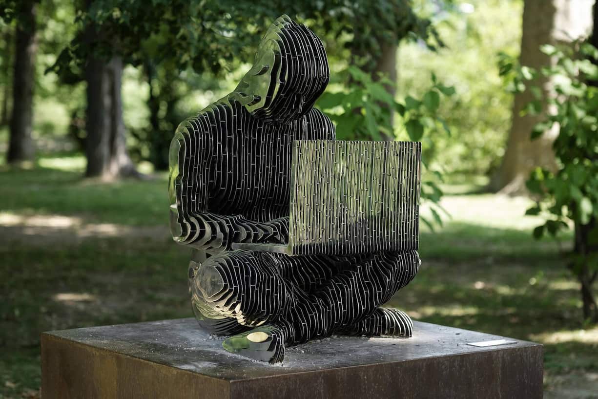 Statue zu Ehren von Bitcon-Gründer Satoshi Nakamoto in Lugano. Gespendet von Tether, geschaffen von Devasinis Partnerin.