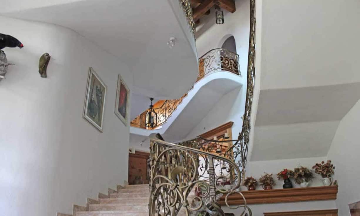 Die insgesamt fünf Schlafzimmer und vier Badezimmer verteilen sich auf zwei Ebenen und dem Untergeschoss. Die Wohnfläche beträgt 610 Quadratmeter.