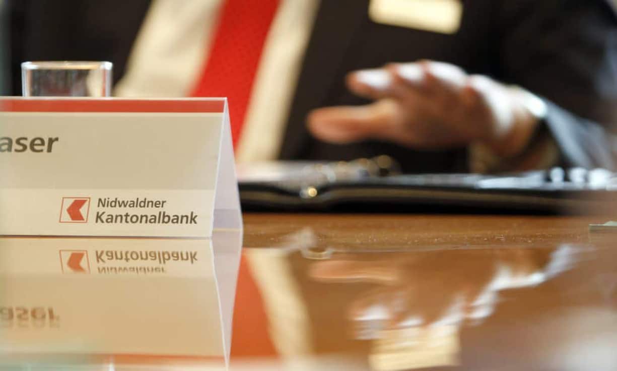 Herzhaft geht es bei der Nidwaldner Kantonalbank zu: An der Generalversammlung schenkt sie ihren Aktionären einen Bratkäse.