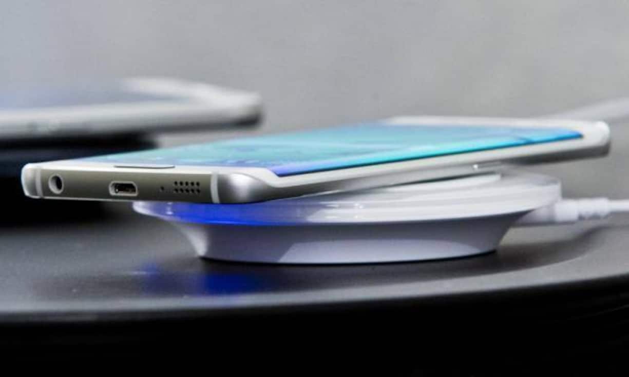 Bei dem neuen Edge-Modell des Galaxy S6 ist das Display an beiden Seitenkanten nach unten gebogen, was dem Gerät eine neue Design-Komponente verleiht.