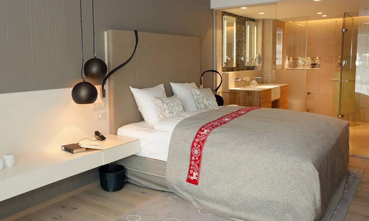 In den 216 Zimmern und Suiten des Intercontinental Davos empfängt die Gäste eine luxuriöse Chalet-Atmosphäre – aber eben einmal ganz anders in Szene gesetzt.