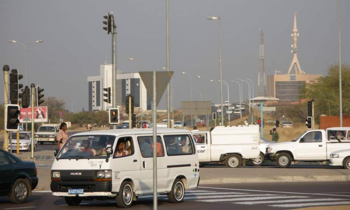 Ähnliche Überlegungen liegen auch der Erbauung von Gaborone in Botswana zugrunde. Die strahlenförmig um das Regierungsviertel angelegte Stadt wurde eigens für die Unabhängigkeit vom Vereinigten Königreich errichtet und ist heute die grösste Stadt des Landes. Flickr/CC/pmecologic
