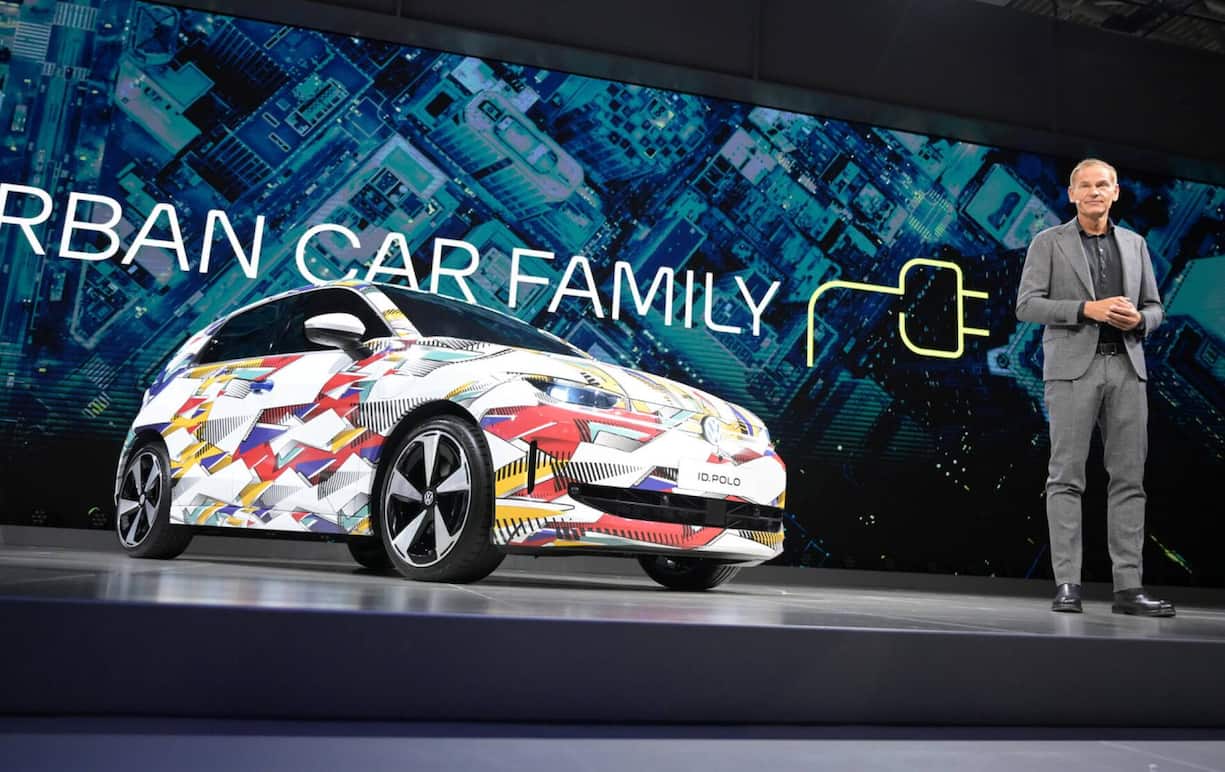 Volkswagen-Chef Oliver Blume präsentiert den neuen ID.Polo, mit dem E-Mobilität bezahlbar werden soll.