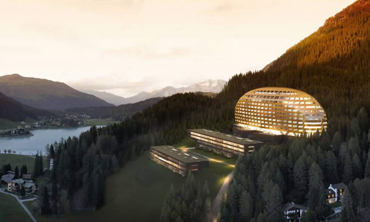 Das imposante Gebäude des Intercontinental Davos. Der goldfarbene Panzer besteht aus 790 Stahlelementen, die sich an die ovale Form schmiegen.
