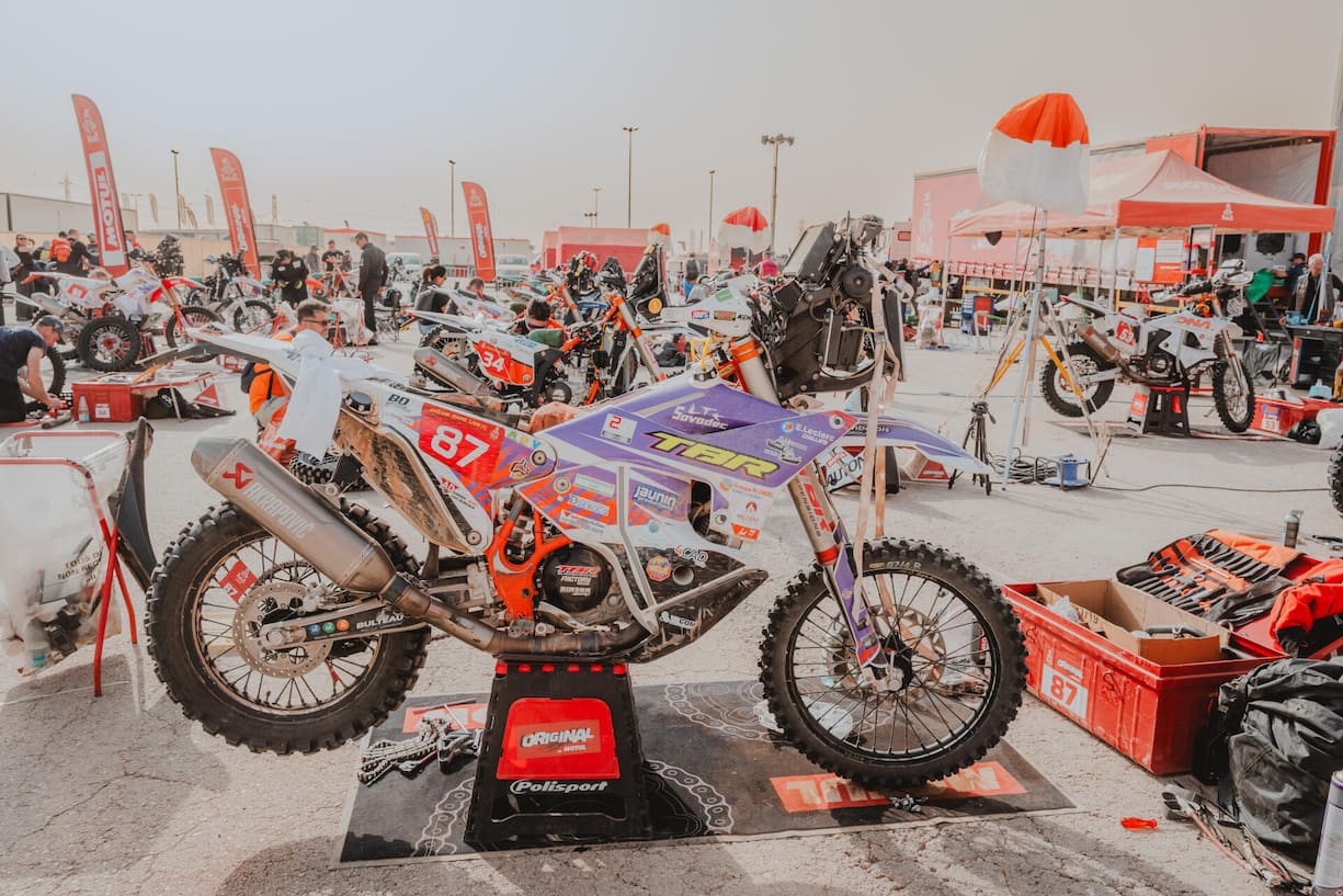 «Original by Motul» – ein Bike, ein Fahrer, eine Kiste. Die härteste Kategorie an der Rallye Dakar.