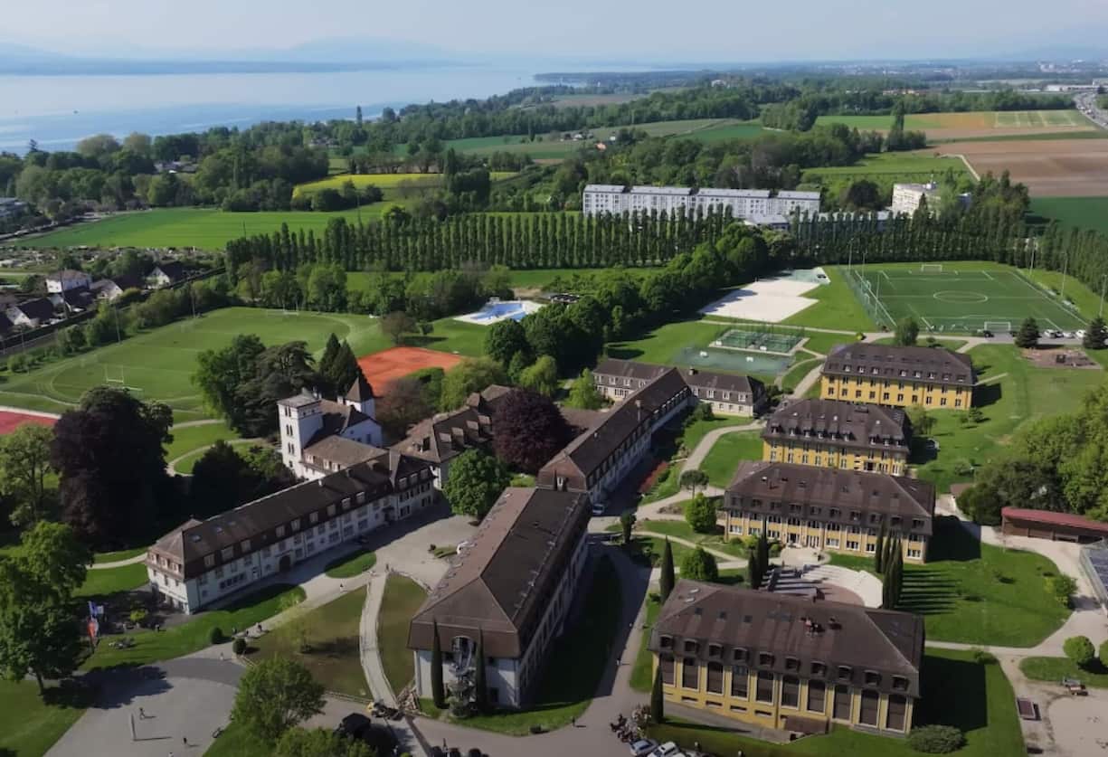 Die Privatschule ist ein Internat für die Kinder der Superreichen.