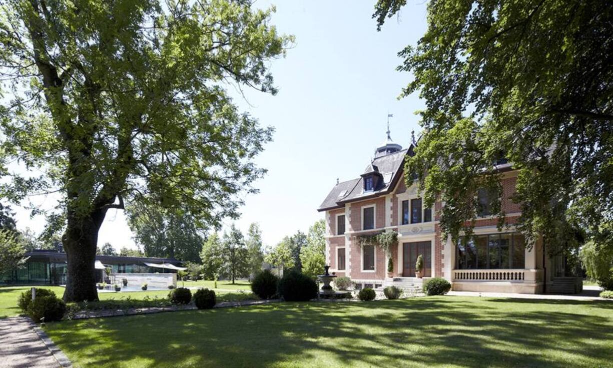 ... Wellnessbereich mit Saunen, Ruhe und Fitnessraum mit Zugang zum eleganten Aussenpool sowie über zwei Wintergärten, eine Bibliothek und einen Personenlift.