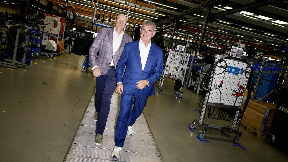 Barend Fruithof (l.) und Peter Spuhler sind zügig unterwegs – beim Gang durch den Aebi-Schmidt-­Betrieb geht Spuhler stets einen Schritt voraus.