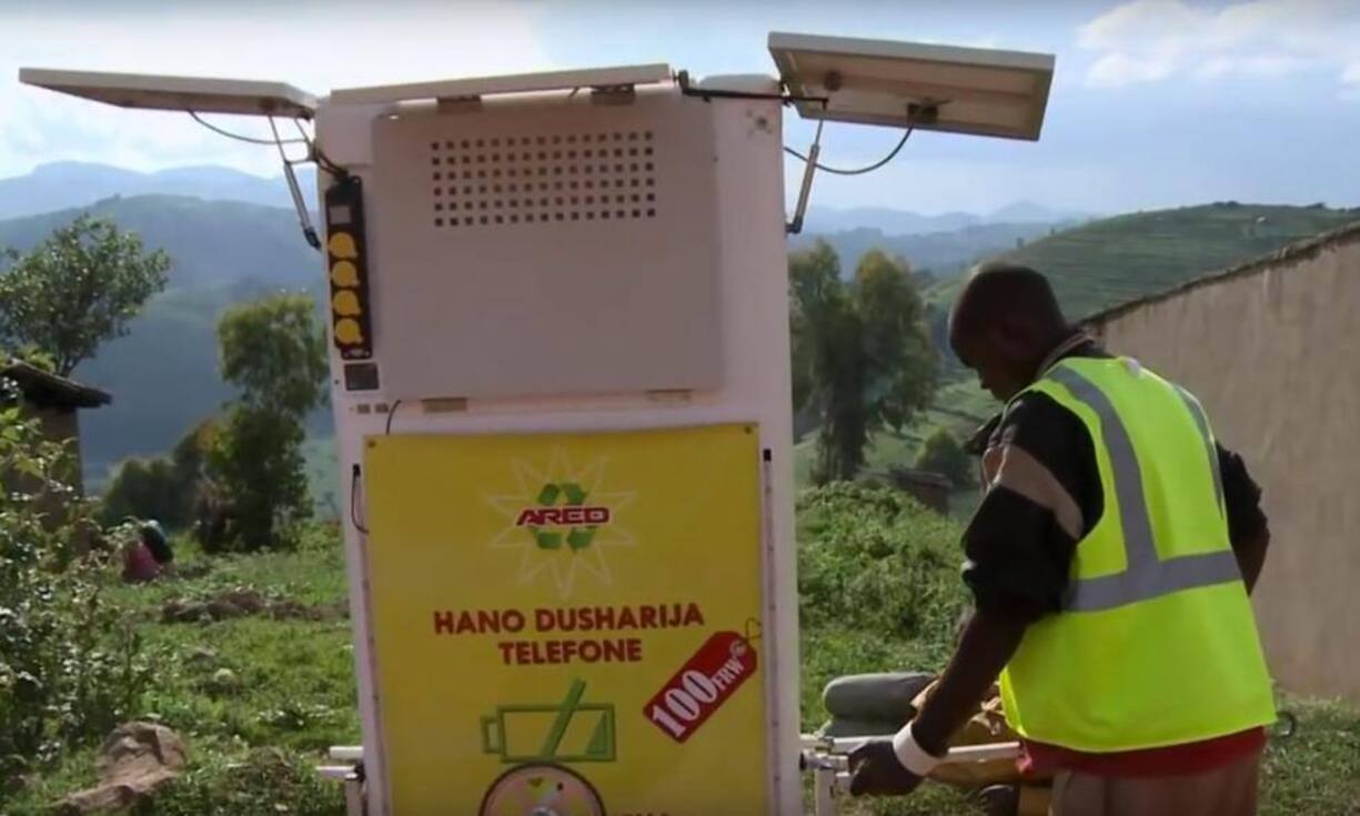 Der Handy-Boom zieht viele kreative Unternehmensideen mit sich: In Kenia ziehen Anbieter mit solarbetriebenen Ladestationen durch entlegene Dörfer ohne Strom. 
(Bilder: Creative Commons)